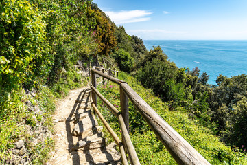 Fototapeta na wymiar Wanderweg in Cinque Terre mit Blick aufs Meer im Frühling