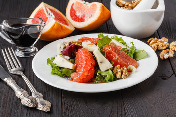 salad with grapefruit and blue cheese