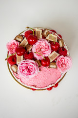 Obraz na płótnie Canvas cake with roses on white background
