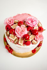 Obraz na płótnie Canvas cake with strawberry and cream isolated on white
