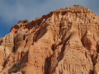Obraz premium Red high cliffs at Praia da Falesia, a paradise beach in Albufeira in Portugal