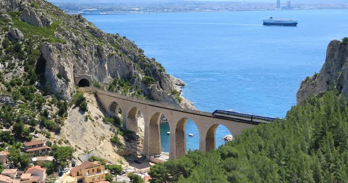 Viaduc de la Vesse avec en arri&egrave;re plan la ville de Marseille