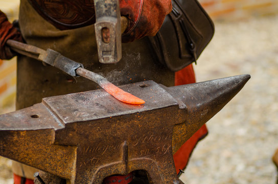 le forgeron au travail