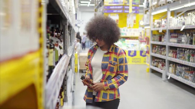 thief african woman with an afro hairstyle in the supermarket