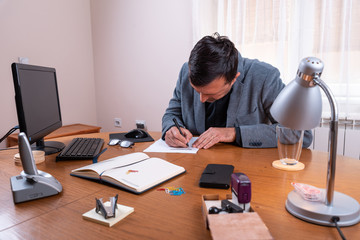 a man in a suit filled in the paper, "the questionnaire, please fill in the blanks"