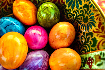 Obraz na płótnie Canvas colorful easter eggs in a beautiful bowl