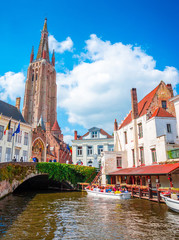 Église Notre Dame et rues étroites traditionnelles à Bruges (Brugge), Belgique