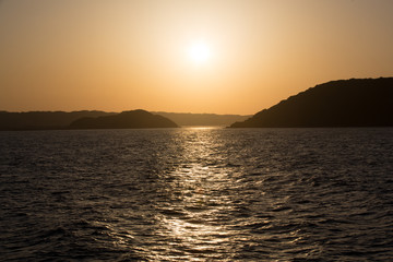 Naklejka premium フェリーから見た夕日