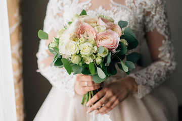 Obraz na płótnie Canvas bride holding a beautiful bouquet