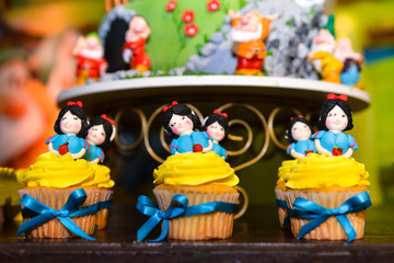snow white cupckakes, cupcakes, themed cupcake