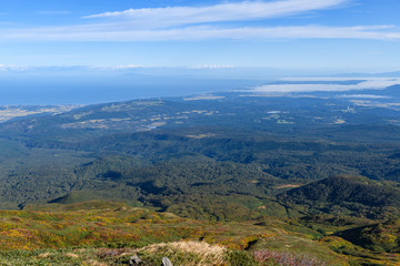 Naklejka premium 祓川から鳥海山に向かう登山道から見た朝の展望