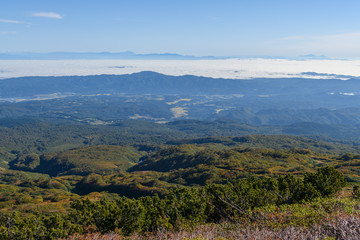 Obraz premium 祓川から鳥海山に向かう登山道から見た朝の展望
