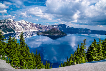 Beautiful Morning Hike Around Crater Lake in Crater National Park in Oregon