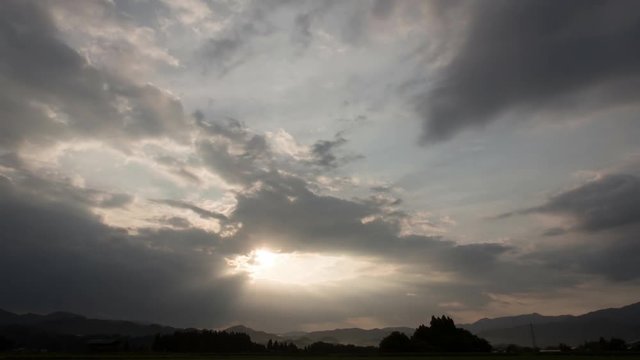 雲間の太陽　朝日　タイムラプス　薄明光線