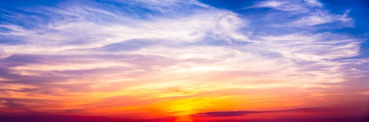 Bannière colorée de Cirrus paisible au coucher du soleil