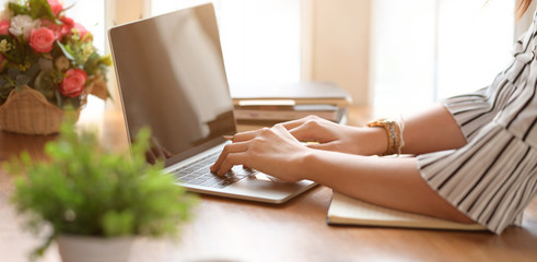 Obraz na płótnie Canvas Businesswoman using on laptop at workplace