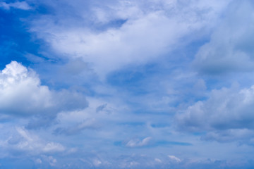 Obraz premium Skopiuj miejsce lato błękitne niebo i biała chmura.