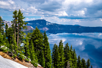 Beautiful Morning Hike Around Crater Lake in Crater National Park in Oregon