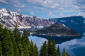 Beautiful Morning Hike Around Crater Lake in Crater National Park in Oregon