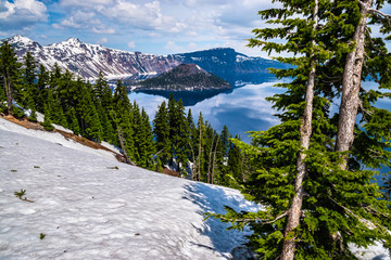 Beautiful Morning Hike Around Crater Lake in Crater National Park in Oregon