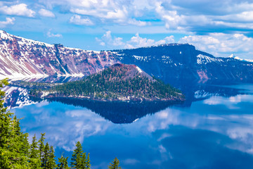 Beautiful Morning Hike Around Crater Lake in Crater National Park in Oregon