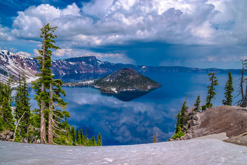 Beautiful Morning Hike Around Crater Lake in Crater National Park in Oregon
