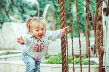 Obraz premium joyful child runs along the path