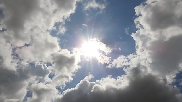 空の背景素材。ダイナミックな雲。太陽の輝き。タイムラプス動画