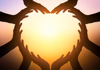 Poster Internationale dag van vriendschap concept: handen in de vorm van hart op onscherpe achtergrond © paul