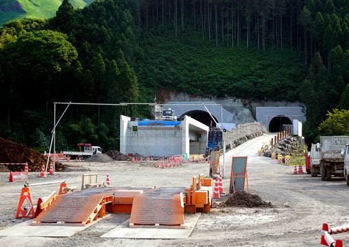 2016年4月の熊本地震で不通になっている国道57号線の新設工事、トンネル掘削工事、
