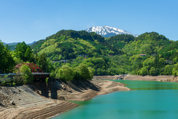 Fototapeta na wymiar 御岳湖と御嶽山