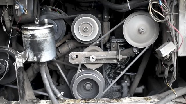 The engine of the car, in a running car, the movement of the belt pulley compressorThe engine of the bus. The work of the car engine, the movement of the belt pulley compressor, generator, crankshaft.