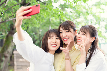 自撮りする女性グループ