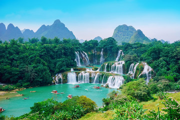 Naklejka premium The beautiful and magnificent Detian Falls in Guangxi, China..