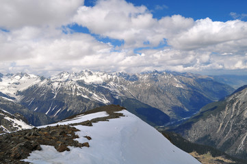 Obraz premium Beautiful view of the mountain landscape: mountain ranges, white clouds