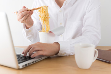 カップラーメンを食べる男性