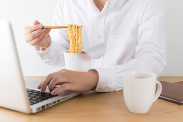 カップラーメンを食べる男性
