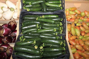 Frisches Gemüse  auf einem Markt in Catania. Italien