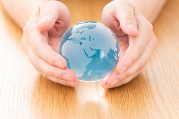 地球儀を持つ手