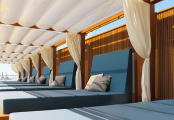 Ruheliegen oder Cabanas auf Sonnendeck von Hapag-Lloyd Luxus Kreuzfahrtschiff MS Europa 2 mit Holz...
