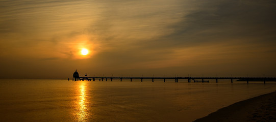 Fototapeta premium Sonnenaufgang an der Seebrücke Zinnowitz auf Usedom