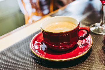 Tasse de café en porcelaine bordeaux