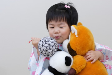 浴衣姿の可愛い女の子とぬいぐるみ