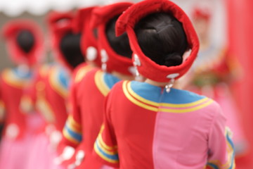 中国の少数民族の舞踏を披露している女性