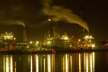 四日市市の石油工場の夜景