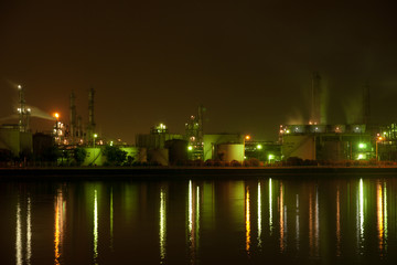 Fototapeta na wymiar 四日市市の石油工場の夜景