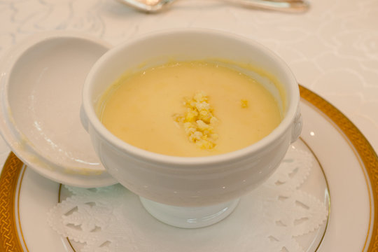 宴会場のスープ料理