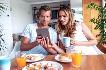 Obraz na płótnie Canvas Couple having breakfast in their home