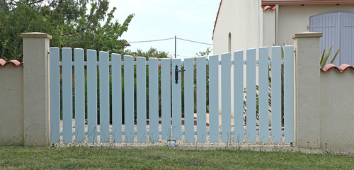 Portail en PVC blanc d'une maison	