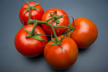 El tomate, rico en vitaminas y antioxidantes, está considerado como fruta aunque nace en una mata y es una hortaliza. Su uso en la cocina es múltiple, se pueden hacer ensaladas, zumos, salsas, se pued